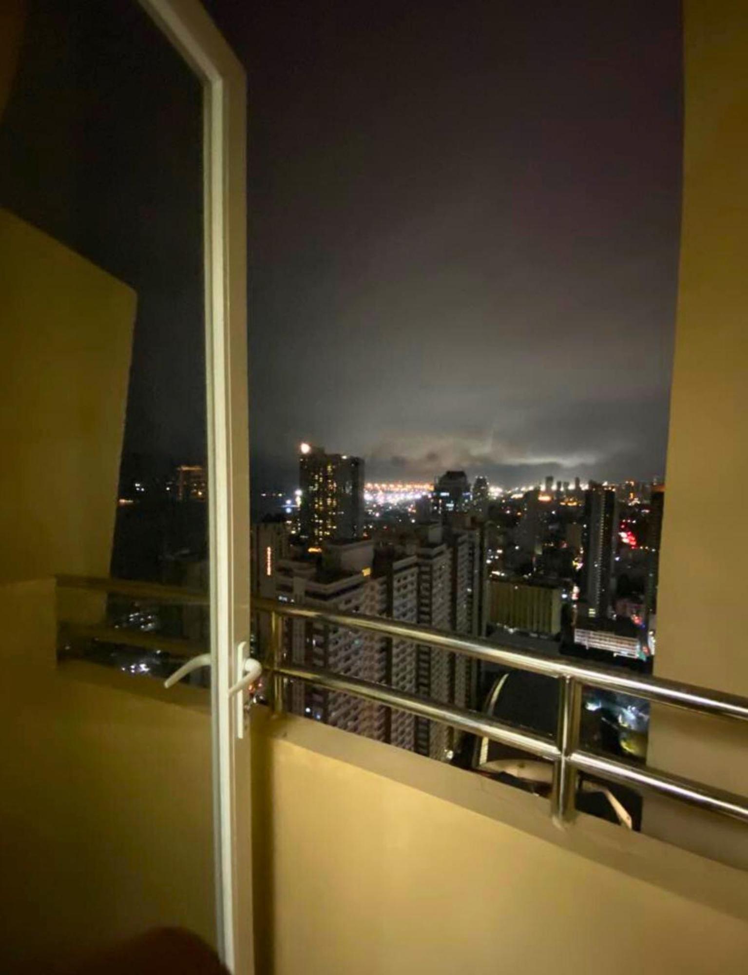 Near Us Embassy X Free Unlimited Pool, Massage & Sauna Access X Promo This Month! Explore Deluxe Studio W Balcony In Manila Perfectly Situated Near Naia Airport, Heart Of Manila Updated 2025 Price For Your Unforgettable Ultimate Staycation Experience Exterior foto